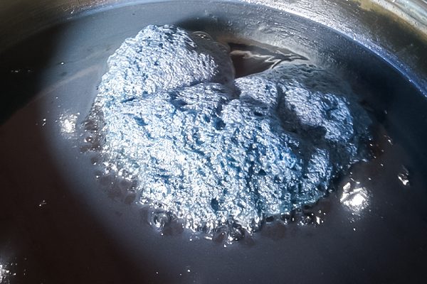 江戸時代の灰汁発酵建て藍染の染め液に浮かぶ藍の華